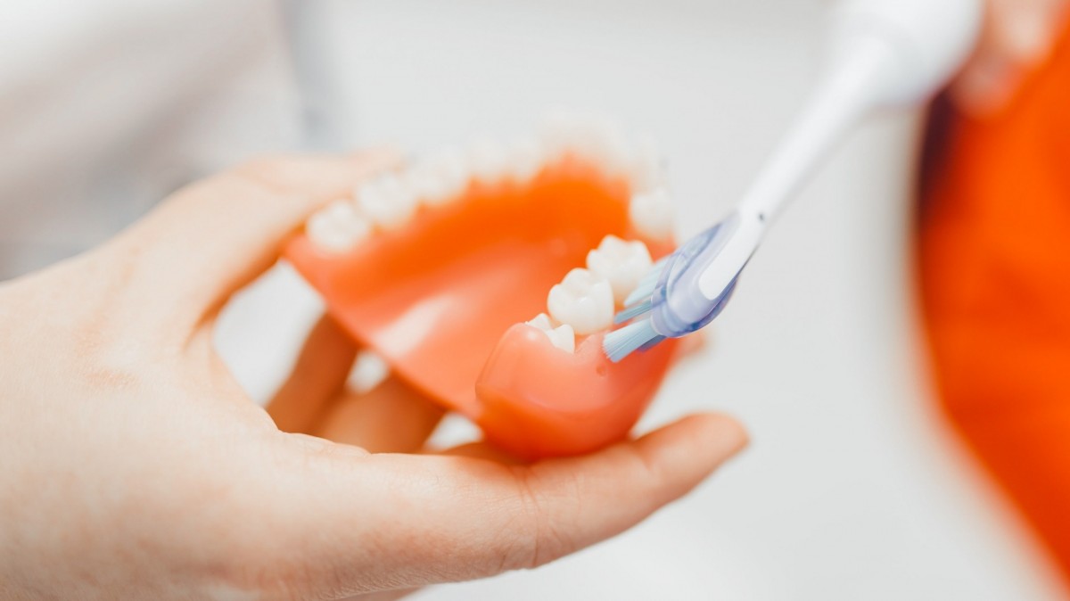 Stomatologická klinika Magic Smile – zubař v Magic Smile Praha ukazuje správnou metodu čištění zubů