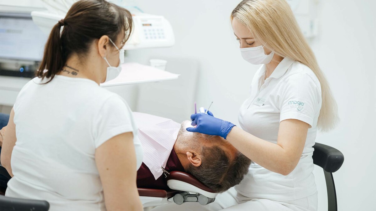 Zubní pohotovost Praha na klinice Magic Smile – zubní lékařka provádí zákrok pacientovi